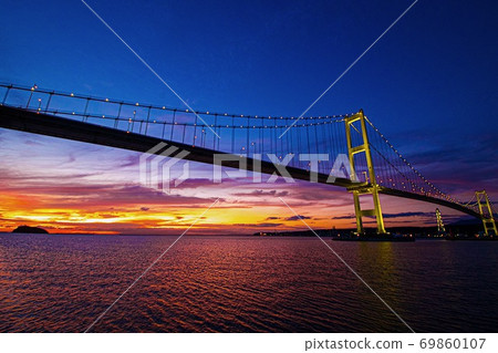 Muroran Swan Bridge at dusk 69860107
