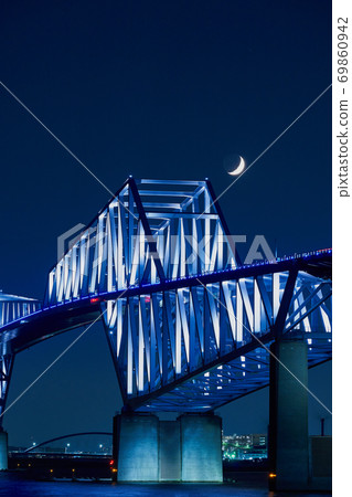 東京灣東京門大橋和設置的新月月亮的夜景 東京灣東京門大橋和設置的新月月亮的夜景 69860942