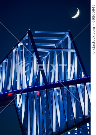 東京灣東京門大橋和設置的新月月亮的夜景 69860943