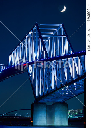 東京灣東京門大橋和設置的新月月亮的夜景 東京灣東京門大橋和設置的新月月亮的夜景 69860944
