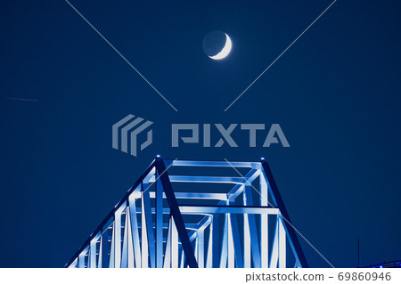 東京灣東京門大橋和設置的新月月亮的夜景 69860946