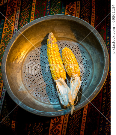 Dry corns on the cob kernels peeled 69861184