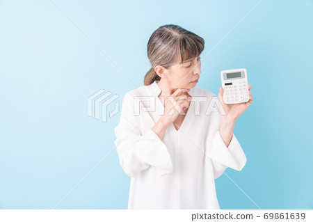 思維與計算器的高級女人 69861639