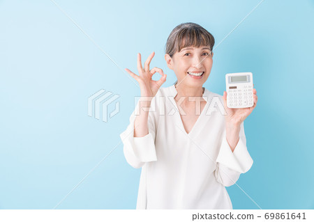Senior woman with a calculator smile Senior woman with a calculator smile 69861641