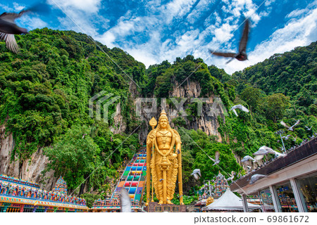 Statue of Lord Muragan and entrance at Batu Caves Statue of Lord Muragan and entrance at Batu Caves 69861672