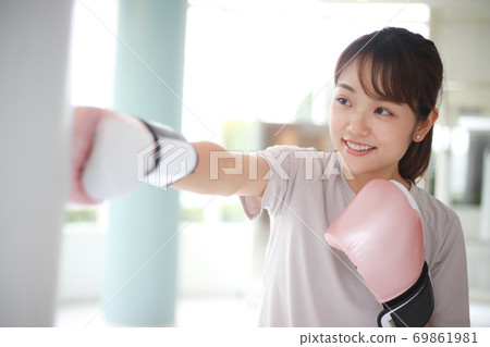 女人打沙袋 女人打沙袋 69861981