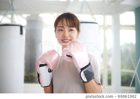 Woman hitting a mitt Woman hitting a mitt 69861982