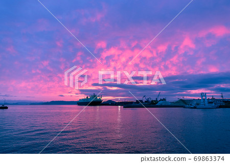 Sunrise scenery of Iwakuni Port 69863374