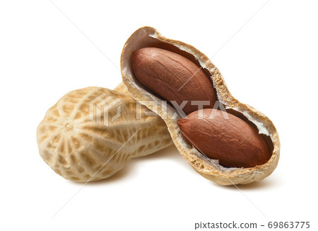 Whole and broken peanuts isolated on white background 69863775