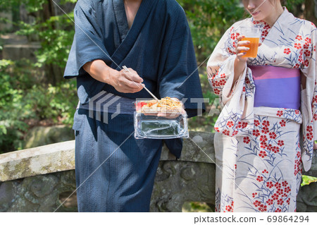 參加夏季節日的男女 參加夏季節日的男女 69864294