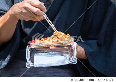 男子吃炒麵 男子吃炒麵 69864295