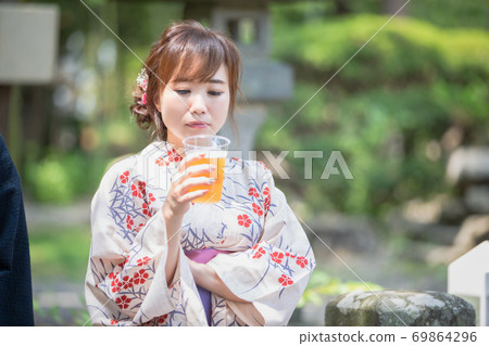 參加夏季祭典的女人 參加夏季祭典的女人 69864296