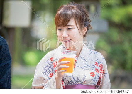Woman who came to the summer festival Woman who came to the summer festival 69864297