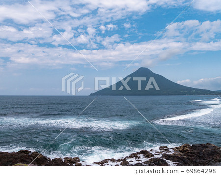 Mount Kaimon and the coastline as seen from Cape Nagasakibana in Ibusuki City, Kagoshima Prefecture. Mount Kaimon and the coastline as seen from Cape Nagasakibana in Ibusuki City, Kagoshima Prefecture. 69864298