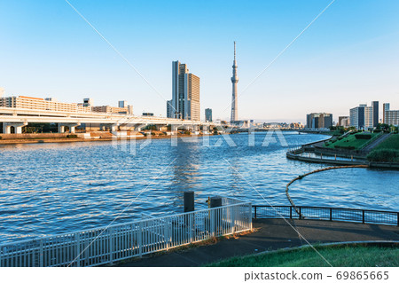 東京都荒川區城市景觀東京晴空塔和S田川河台 69865665