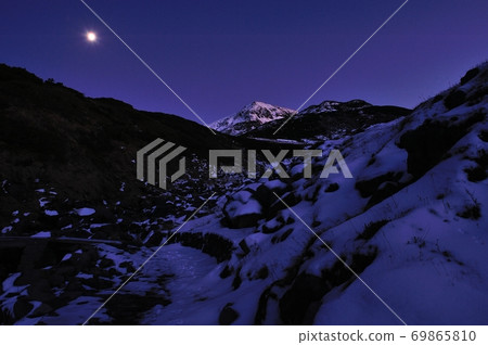 Tateyama mountain range illuminated by the moonlight (Mt. Jodo) Tateyama mountain range illuminated by the moonlight (Mt. Jodo) 69865810