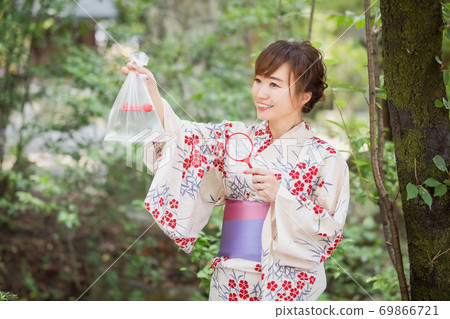 一個女人用金魚瓢釣魚玩具 一個女人用金魚瓢釣魚玩具 69866721