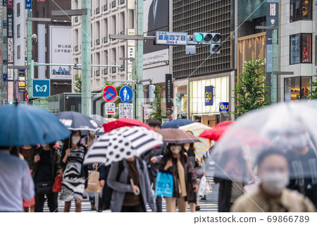 Tokyo cityscape of Japan Tokyo, Ginza, masks stand out. The threat of the new coronavirus continues to this day = September 25 69866789