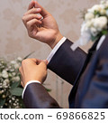 新郎等待婚禮的開始 69866825