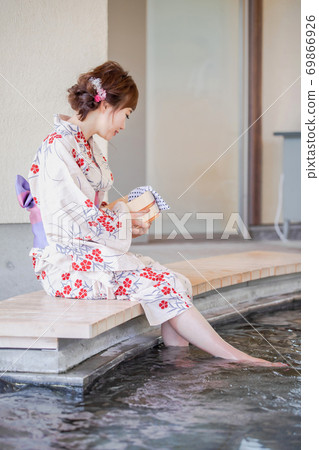 一個女人進入足浴 69866926