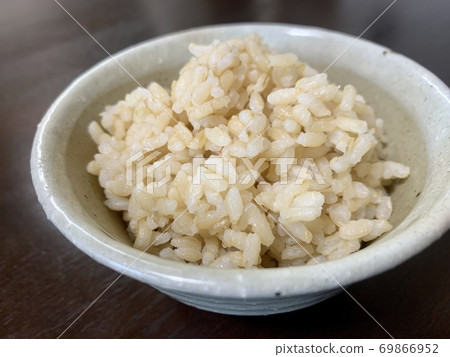 發芽糙米放在茶碗裡 發芽糙米放在茶碗裡 69866952