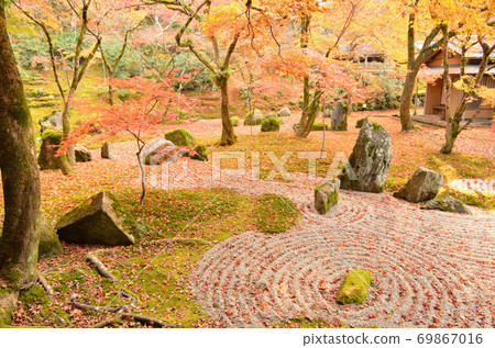 Komyozenji Temple surrounded by autumn leaves Komyozenji Temple surrounded by autumn leaves 69867016