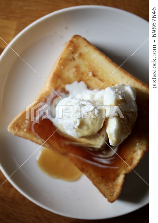 Maple butter toast topped with vanilla ice cream Sweet bread Maple butter toast topped with vanilla ice cream Sweet bread 69867646
