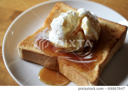 Maple butter toast topped with vanilla ice cream Sweet bread 69867647