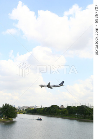 Airplane landing at Shanghai Hongqiao International Airport Airplane landing at Shanghai Hongqiao International Airport 69867707
