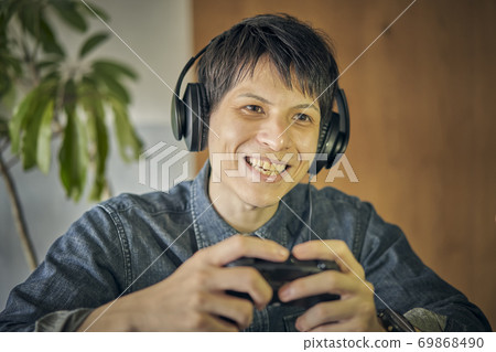 男人在玩遊戲 69868490