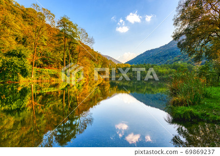 Autumn colors in the wood and lake 69869237