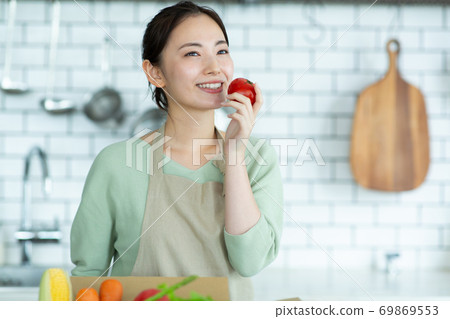 站在廚房裡的可愛女人 69869553