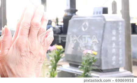 參觀墳墓。舉起一個老女人的手 參觀墳墓。舉起一個老女人的手 69869958