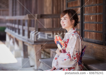 一個女人穿著浴衣 69870241