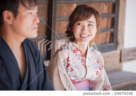 穿浴衣的男人和女人 69870248