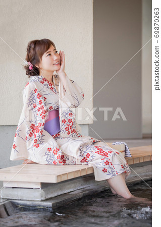 一個女人進入足浴 69870263