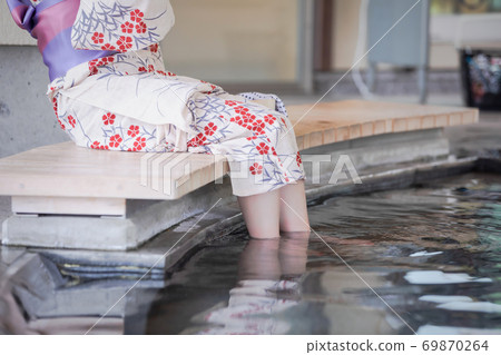 一個女人進入足浴 69870264