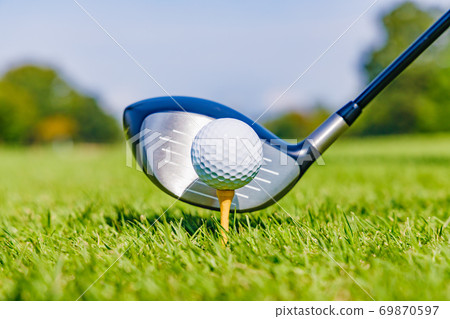 新鮮的綠色高爾夫球場 69870597