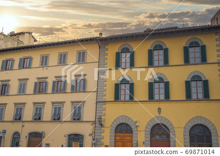 colored houses in the historic center of Rome. colored houses in the historic center of Rome. 69871014