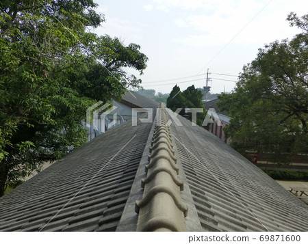 台灣台南-01/24/2013:總爺藝文中心的瓦片屋頂 69871600