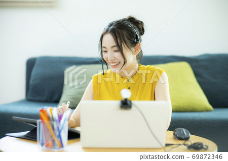 女性遠程辦公PC智能手機 女性遠程辦公PC智能手機 69872346
