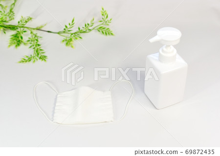 An essential item for new coronavirus countermeasures, wearing a mask and disinfecting fingers with a disinfectant An essential item for new coronavirus countermeasures, wearing a mask and disinfecting fingers with a disinfectant 69872435