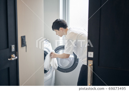 A man who is washing A man who is washing 69873495