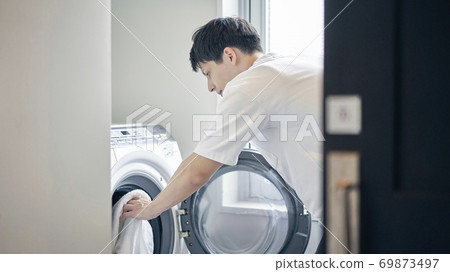 A man who is washing 69873497