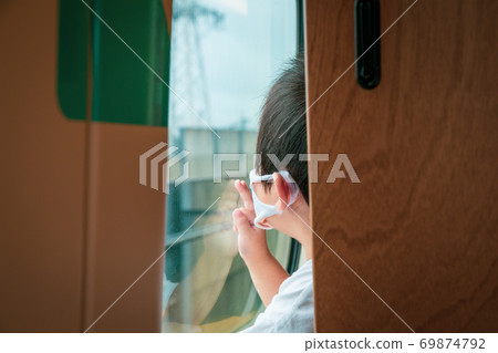 看著窗外的小男孩 看著窗外的小男孩 69874792