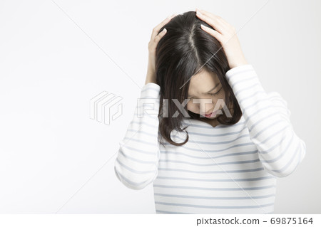 一個女人抱著一個頭 一個女人抱著一個頭 69875164