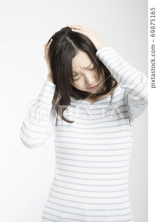 一個女人抱著一個頭 69875165