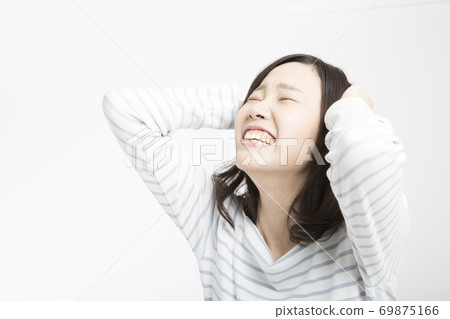 一個女人抱著一個頭 69875166