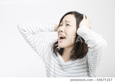 一個女人抱著一個頭 69875167