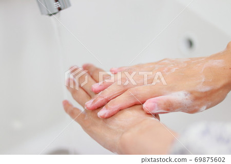 Hand washing at home to prevent infection 69875602